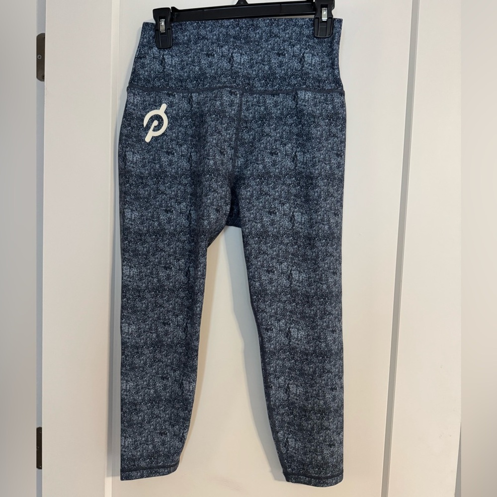 Peloton Cadence Capri Leggings in blue. High rise. EUC. Size Large